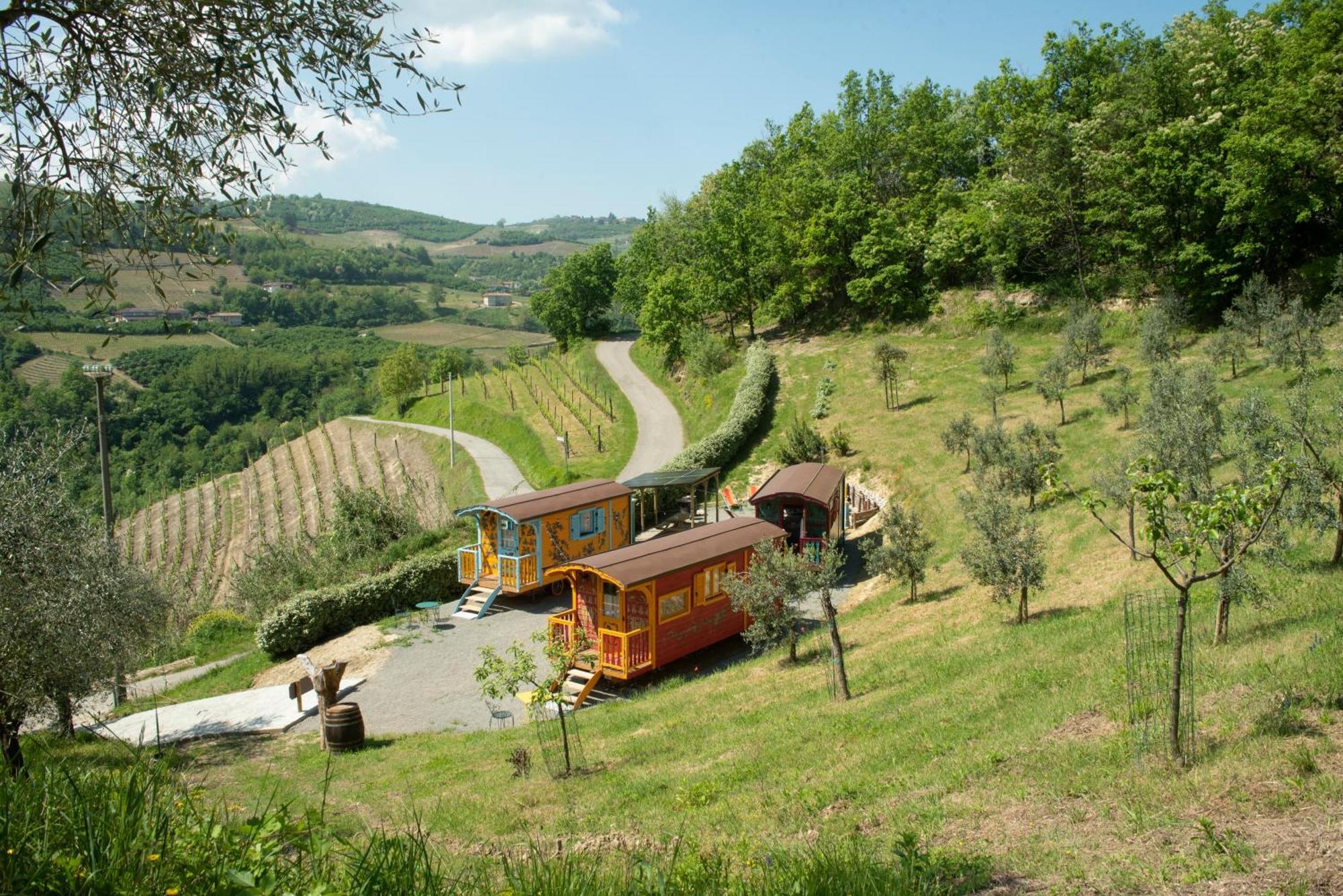 Agriturismo La Rovere - I Carrozzoni Gitani Cossano Belbo Екстериор снимка